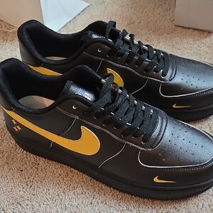 Nike Men's Sneakers in Black and Yellow